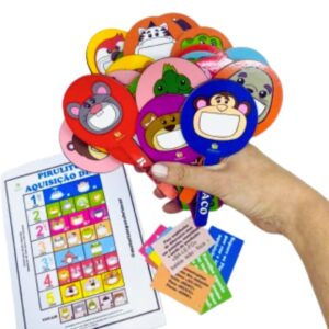 Jogo Pirulitos de Aquisição de Fala da Materiais para Brincar, com 28 pirulitos de MDF coloridos, cada um com um animal e um fonema.