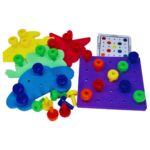 Kit Placa de Pregos Coloridos da Materiais Para Brincar, mostrando as cinco placas de EVA com formatos de uva, carro, foguete, sapo e um quadrado. Alguns dos 33 pregos coloridos já foram inseridos nas placas, formando padrões simples.