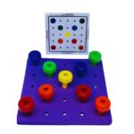 Kit Placa de Pregos Coloridos da Materiais Para Brincar, mostrando as cinco placas de EVA com formatos de uva, carro, foguete, sapo e um quadrado. Alguns dos 33 pregos coloridos já foram inseridos nas placas, formando padrões simples.