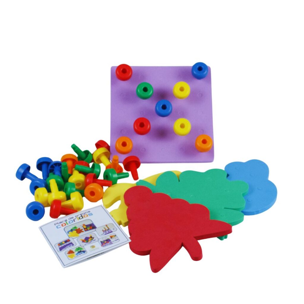 Kit Placa de Pregos Coloridos da Materiais Para Brincar, mostrando as cinco placas de EVA com formatos de uva, carro, foguete, sapo e um quadrado. Alguns dos 33 pregos coloridos já foram inseridos nas placas, formando padrões simples.