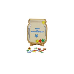 O Pote de Recompensas da Materiais Para Brincar, mostrando um pote de madeira MDF com um recorte em forma de estrela. Algumas estrelas coloridas estão dentro do pote e uma mão de criança está prestes a colocar outra estrela.