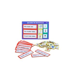 Quadro de Sentenças da Materiais para Brincar, mostrando um quadro em MDF com uma frase sendo construída com peças de figuras, palavras e pontuação.