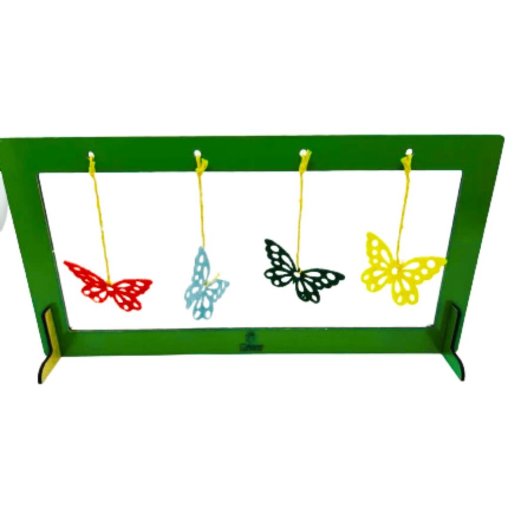 Sopro das Borboletas da Materiais para Brincar, mostrando uma armação de MDF com quatro borboletas coloridas de feltro penduradas.