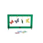 Sopro das Borboletas da Materiais para Brincar, mostrando uma armação de MDF com quatro borboletas coloridas de feltro penduradas.