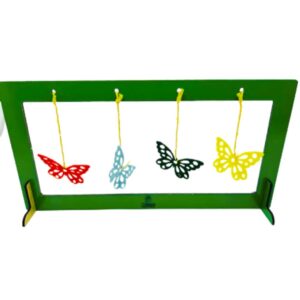 Sopro das Borboletas da Materiais para Brincar, mostrando uma armação de MDF com quatro borboletas coloridas de feltro penduradas.