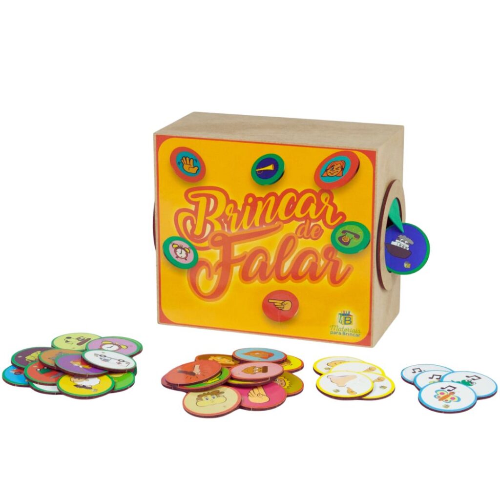 O jogo Brincar de Falar da Materiais Para Brincar, mostrando a caixa de madeira aberta com as 42 fichas coloridas dentro. Algumas fichas estão espalhadas, exibindo ilustrações para imitação de sons e gestos.