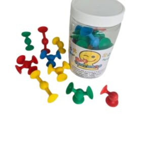 Kit Big Ventosas da Materiais Para Brincar. Vinte e quatro ventosas grandes, coloridas e em diferentes formatos, estão grudadadas em uma superfície lisa, como um vidro ou azulejo.