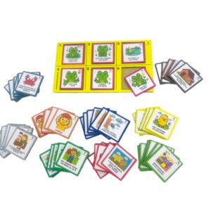 O kit Músicas em Sequência da Materiais Para Brincar, mostrando uma placa organizadora e as fichas em MDF com ilustrações de músicas infantis dispostas em ordem. Um QR Code de acesso ao áudio está visível.