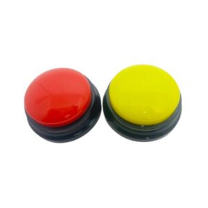 Duas campainhas de gravação de voz da Materiais Para Brincar, uma na cor amarela e outra vermelha, sobre um fundo neutro.