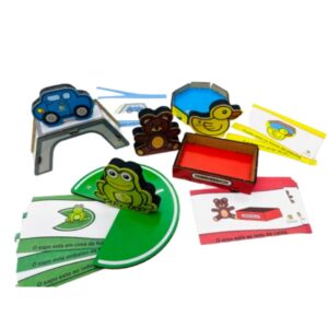 Conjunto de peças em MDF e EVA do brinquedo Localização Espacial da Materiais Para Brincar, incluindo figuras de animais e objetos como ponte e piscina.