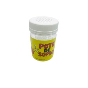 Pote de Sopro da Materiais Para Brincar. Um pote transparente com furos na tampa preta, contendo bolinhas de isopor brancas que voam dentro do pote enquanto alguém sopra pelo bocal ou furos.